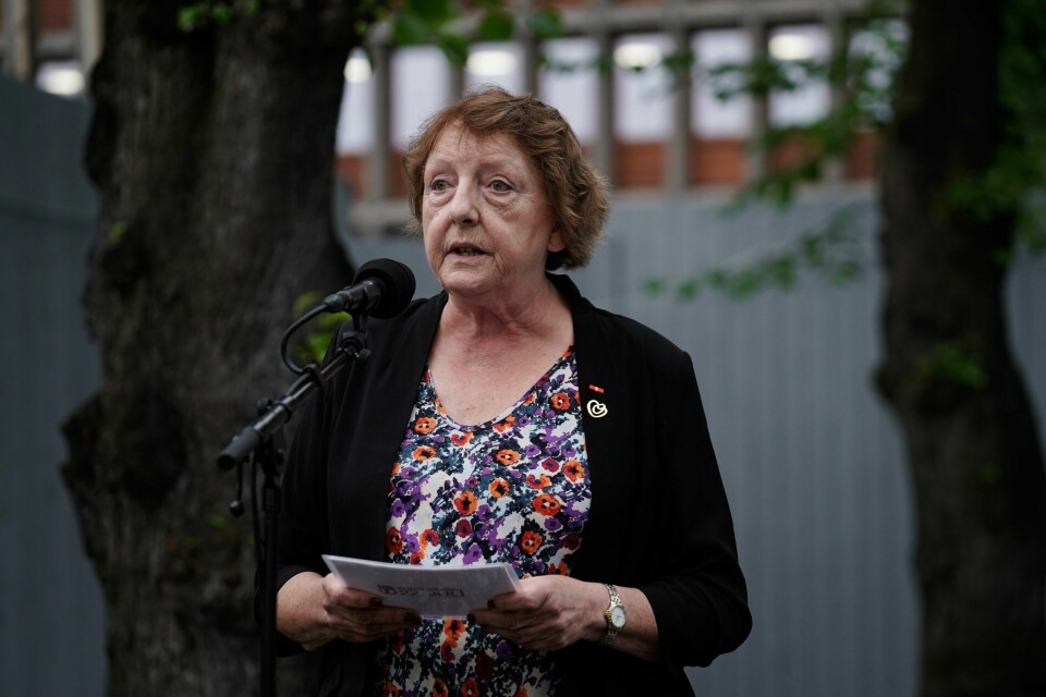 Leder i Støttegruppa 22. juli, Lisbeth Røyneland, holdt tale under minnemarkeringen på minnestedet foran Høyblokka i Regjeringskvartalet, 13 år etter terrorangrepet 22. juli 2011. Leder i Støttegruppa 22. juli, Lisbeth Røyneland, holdt tale under minnemarkeringen på minnestedet foran Høyblokka i Regjeringskvartalet, 13 år etter terrorangrepet 22. juli 2011. Foto: Amanda Pedersen Giske / NTB