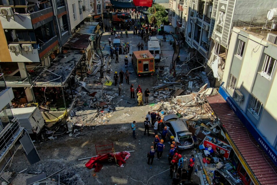 Nødetater på åstedet for en gasseksplosjon i Torbali, sør for byen Izmir, søndag ettermiddag. Fem personer mistet livet og 57 ble skadet i eksplosjonen, som skjedde på en restaurant. Nødetater på åstedet for en gasseksplosjon i Torbali, sør for byen Izmir, søndag ettermiddag. Fem personer mistet livet og 57 ble skadet i eksplosjonen, som skjedde på en restaurant. Foto: Mustafa Ic / IHA / AP / NTB