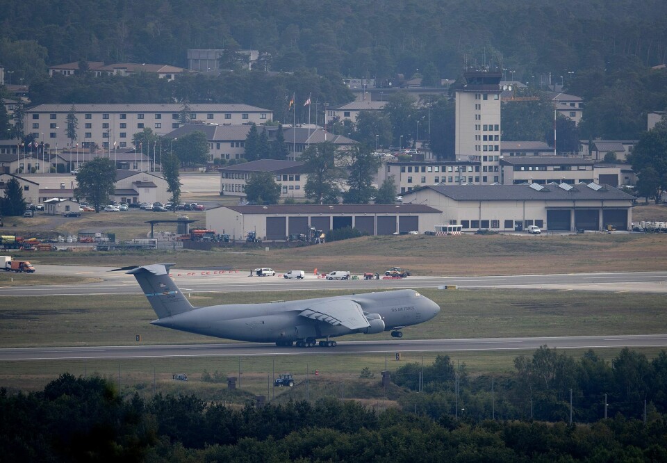 Et amerikansk militærfly tar av fra Ramstein-basen i Tyskland. Det er ikke klart om USAs hevede beredskap gjelder for denne basen. Arkivfoto. A US military aircraft takes off at United Staes' Ramstein Air Base in Ramstein, Germany, Tuesday, June 9, 2020. According to various media outlets, the US wants to reduce the number of soldiers stationed in Germany by up to 9500. (AP Photo/Michael Probst)