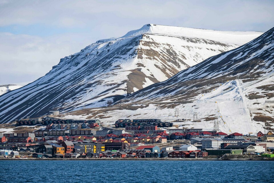 Longyearbyen på Svalbard. Illustrasjonsfoto. Pictured taken on May 16, 2024 from a boat shows the view of Longyearbyen, located on Spitsbergen island, in Svalbard Archipelago, northern Norway. (Photo by Jonathan NACKSTRAND / AFP)