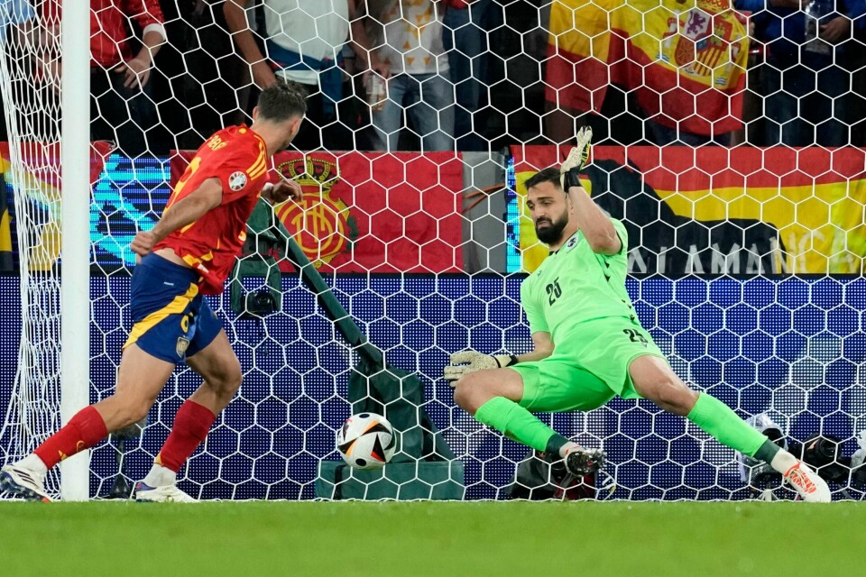 Fabián Ruiz nikker inn Spanias ledermål mot Georgia. Keeper Georgi Mamiardashvili greide ikke å stoppe hodestøtet fra kort hold. Fabián Ruiz nikker inn Spanias ledermål mot Georgia. Keeper Georgi Mamiardashvili greide ikke å stoppe hodestøtet fra kort hold. Foto: Darko Vojinovic, AP / NTB