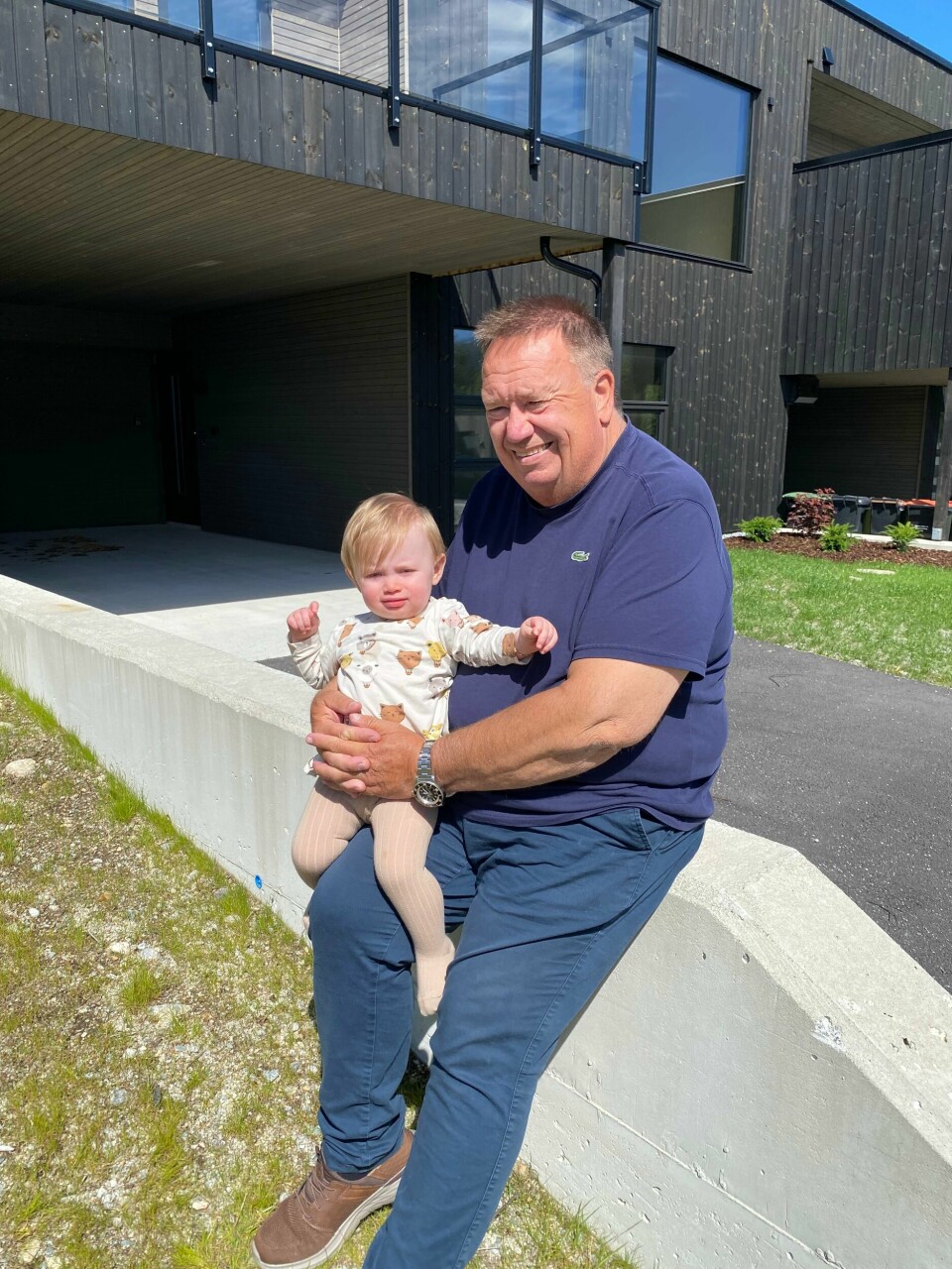 Tord Lillehavn sammen med Tomine, et av sine sju barnebarn. Tord