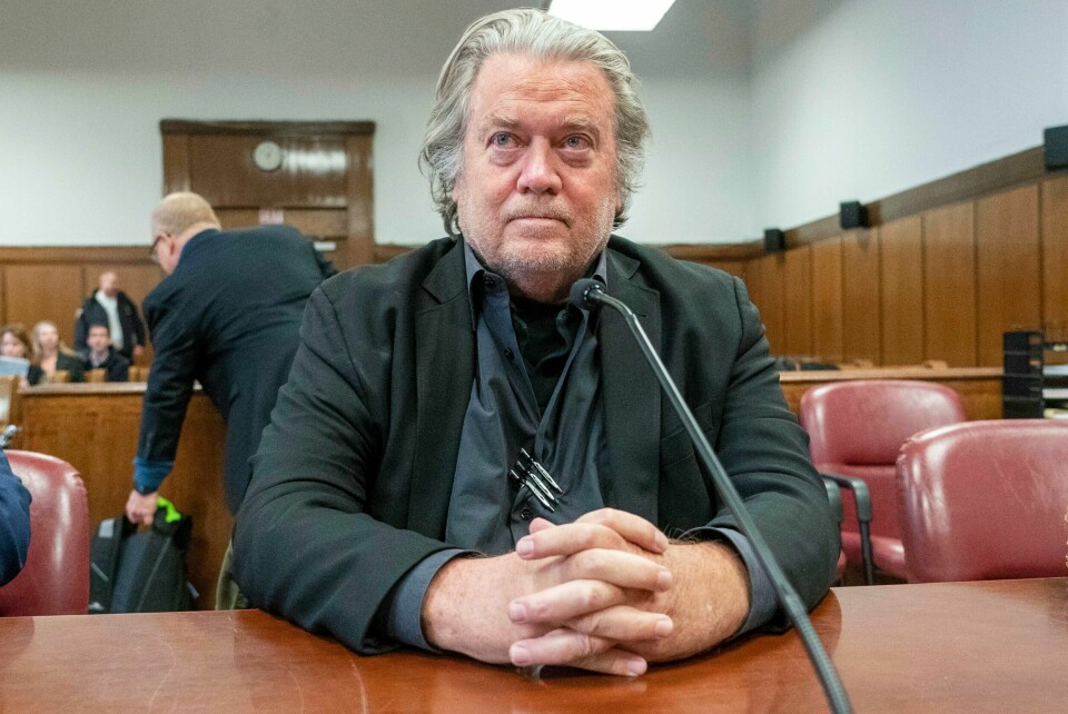 Steve Bannon må i fengsel. Her fra en rettssal i New York i januar i fjor. Steve Bannon må i fengsel 1. juli, har USAs høyesterett avgjort. Bildet er tatt under rettssaken mot Bannon i januar 2023. Arkivfoto: Steven Hirsch / New York Post / AP / NTB