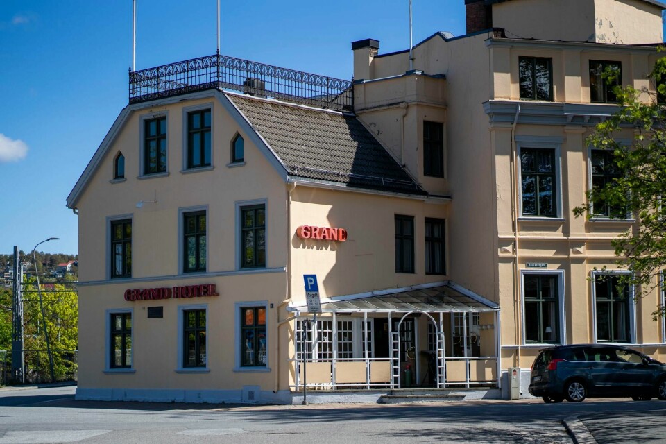 Grand Hotell i Halden. Halden 20200515. Tidligere FrP politiker Per Sandberg og Bahareh Letnes åpner puben Grand Bar i Halden. Puben som er en del av det gamle Grand Hotellet ved togstasjonen har vært stengt i flere år og Sandberg har selv vært med på å pusse den opp.Foto: Heiko Junge / NTB