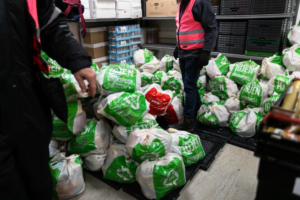 Fattighuset i Oslo holder stengt i juli. Her er frivillige i arbeid med å lage poser med mat som de delte ut i julen i fjor. Fattighuset i Oslo holder stengt i juli. Her er frivillige i arbeid med å lage poser med mat som de delte ut i julen i fjor. Foto: Emilie Holtet / NTB