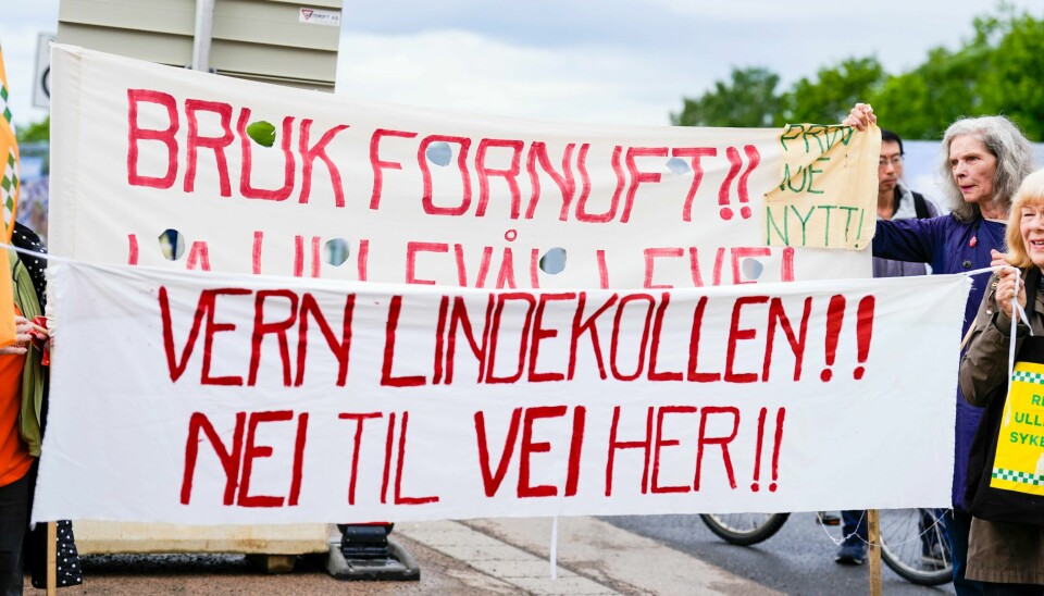 Det er uenighet om hvorvidt anleggsarbeidet på Gaustad bør fortsettes eller stanses. Tirsdag morgen var politiet på stedet og stoppet anleggsarbeidere som satte opp gjerder rundt det planlagte området. Bildet er tatt ved en tidligere demonstrasjon. Det er uenighet om hvorvidt anleggsarbeidet på Gaustad bør fortsettes eller stanses. Tirsdag morgen var politiet på stedet og stoppet anleggsarbeidere som satte opp gjerder rundt det planlagte området. Bildet er tatt ved en tidligere demonstrasjon. Foto: Terje Pedersen / NTB