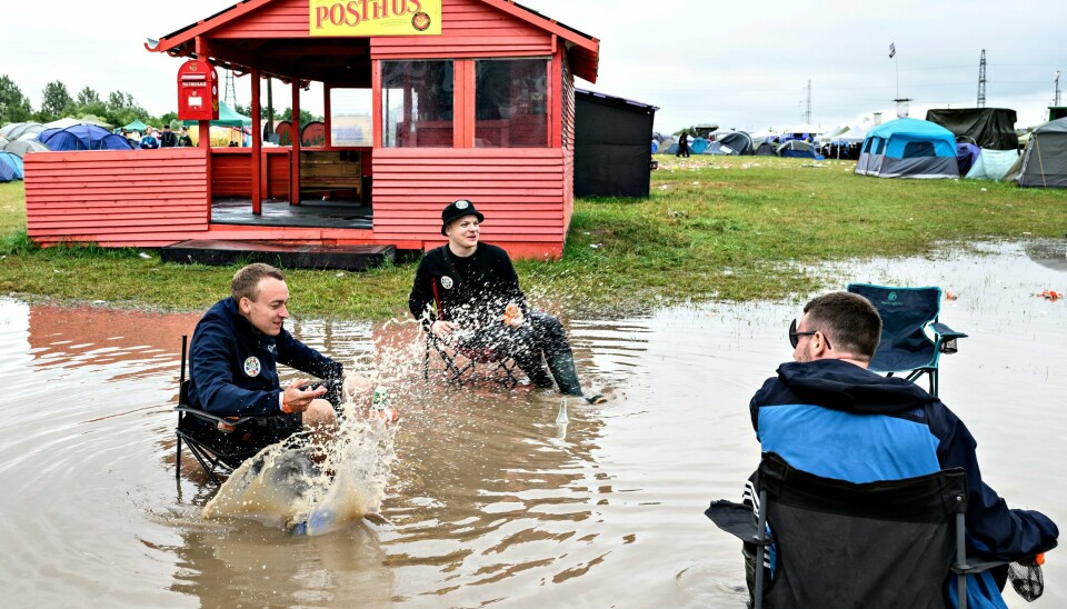Danmark opplever et langt våtere klima enn før som følge av klimaendringene. Årets Roskilde-festival ble en særdeles våt opplevelse for mange. Det var vått på Roskilde-festivalen i Danmark søndag, veldig vått. Men det legger ikke en demper på stemningen hos disse tre festivaldeltakerne. Foto: Torben Christensen / Ritzau Scanpix / NTB