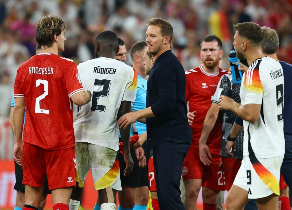 Tysklands trener Julian Nagelsmann snakker med Danmarks Joachim Andersen (t.v.) etter VAR-dramaet lørdag kveld. Tysklands trener Julian Nagelsmann snakker med Danmarks Joachim Andersen (t.v.) etter VAR-dramaet lørdag kveld.
