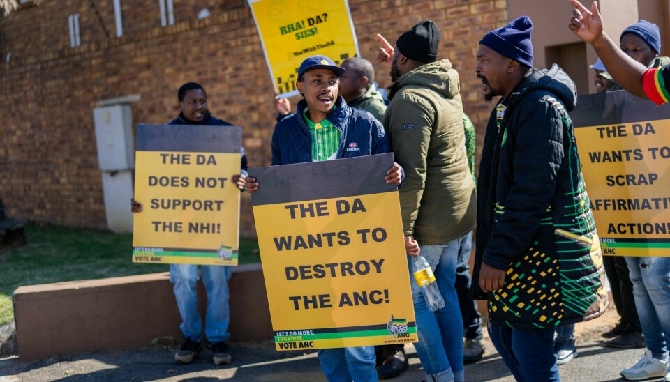 ANC-aktivister protesterer på at president Cyril Ramaphosa har invitert det største opposisjonspartiet Democratic Alliance (DA) med i regjering. ANC-aktivister protesterer på at president Cyril Ramaphosa har invitert det største opposisjonspartiet Democratic Alliance (DA) med i regjering. Foto: AP / NTB