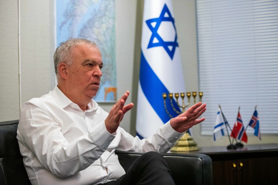 Israels ambassadør Avi Nir-Feldklein beskylder utenriksminister Espen Barth Eide for å være dobbeltmoralsk. Israels ambassadør Avi Nir-Feldklein på den israelske ambassaden i Oslo, sier han tror mange i Norge ikke forstår realiteten. Foto: Emilie Holtet / NTB
