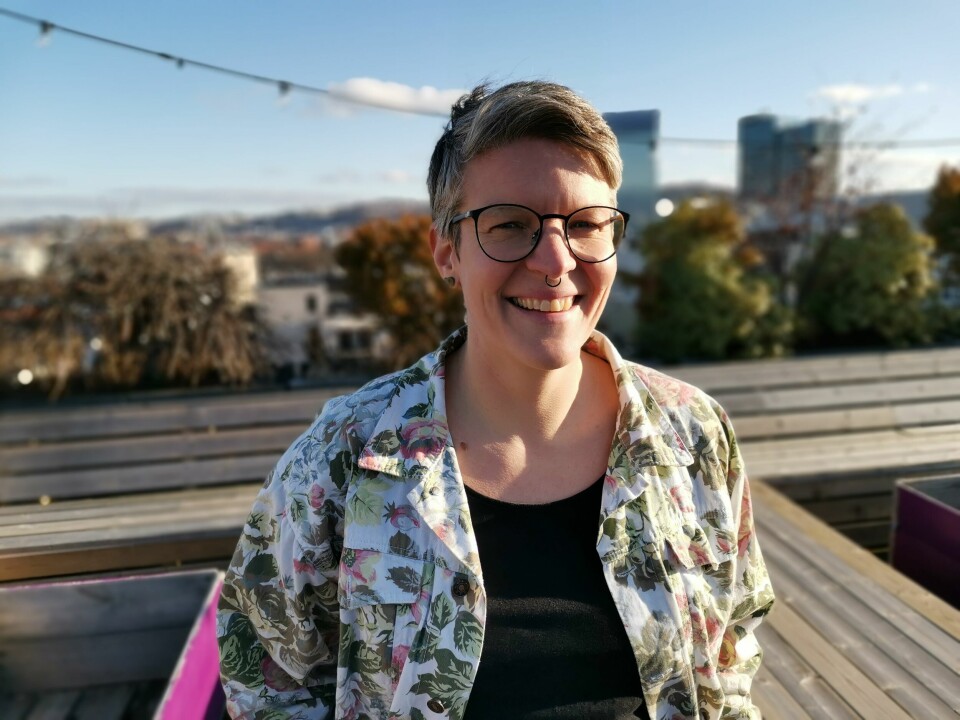 Marianne Gulli, leder i FRI Oslo & Viken. Person med kort hår, briller og blomstret skjorte.