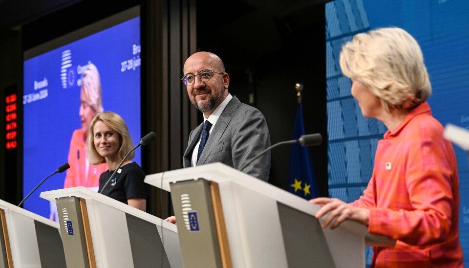 Fra venstre statsminister Kaja Kallas i Estland som er nominert til å styre utenrikspolitikken i de neste fem årene, avtroppende president i Rådet Charles Michel og Ursula von der Leyen som i dag er president i EU-kommisjonen og som medlemslandene gjerne ser fortsetter i fem år til. Nå skal de to kvinnene igjennom en godkjenningsprosess i Europaparlamentet før de kan ta begynne i sine jobber. Fra venstre statsminister Kaja Kallas i Estland som er nominert til å styre utenrikspolitikken i de neste fem årene, avtroppende president i Rådet Charles Michel og Ursula von der Leyen som i dag er president i EU-kommisjonen og som medlemslandene gjerne ser fortsetter i fem år til. Nå skal de to kvinnene igjennom en godkjenningsprosess i Europaparlamentet før de kan ta begynne i sine jobber. Foto: EUs ministerråds pressetjeneste Europaparlamentet.