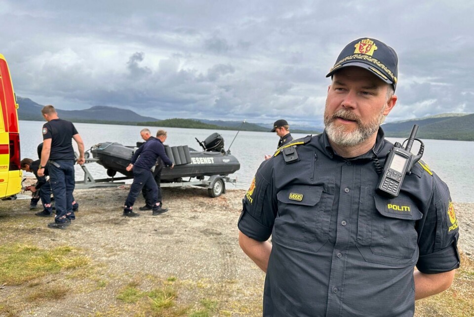 Vaktleder Anders Røe tilstede der det er gjort funn av det som ser ut til å være levninger av et menneske i innsjøen Savalen nord i Østerdalen. Vaktleder Anders Røe i Innlandet politidistrikt er til stede. Foto: Lars Vingelsgård / Tynsetingen / NTB
