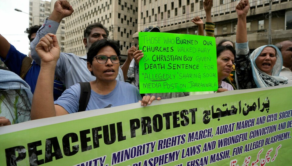 Menneskerettighetsgrupper har arrangert store protester i Karachi i Pakistan etter at en kristen mann ble dømt til døden for blasfemi. Menneskerettighetsgrupper har arrangert store protester i Karachi i Pakistan etter at en kristen mann ble dømt til døden for blasfemi. Foto: Fareed Khan / AP / NTB