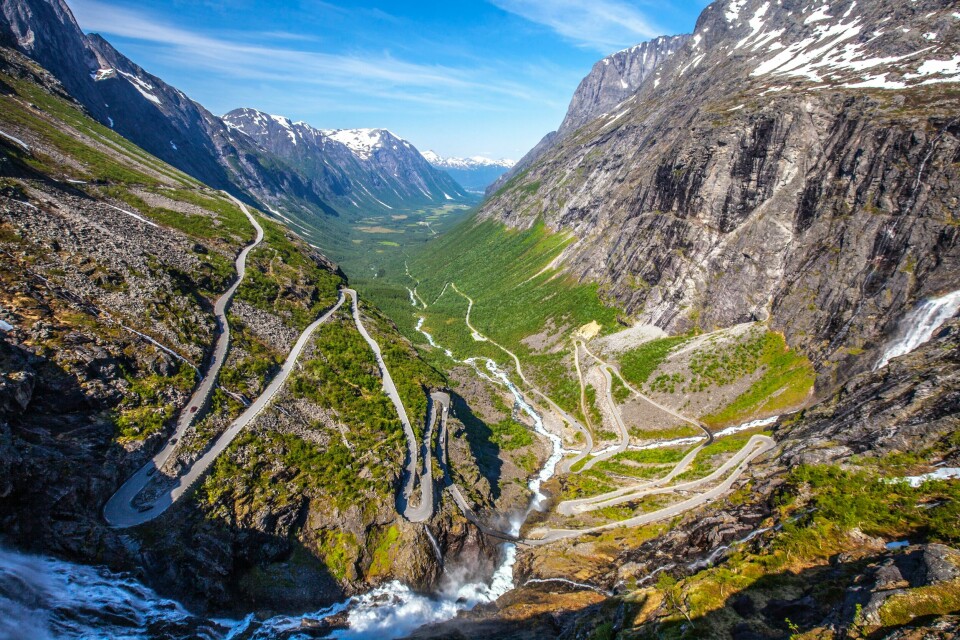 Trollstigen sett fra utsiktsplassen ved besøkssenteret. Møre og Romsdal fylkeskommune stenger nå veien ut året mens det skal iverksettes tilstrekkelige sikkerhetstiltak mot steinsprang. Forsikringsselskapet Tryg anbefaler at man ferierer i Norge i sommer. På bildet er Trollstigen i Rauma kommune sett fra utsiktsplassen ved besøkssenteret. Foto: Halvard Alvik / NTB