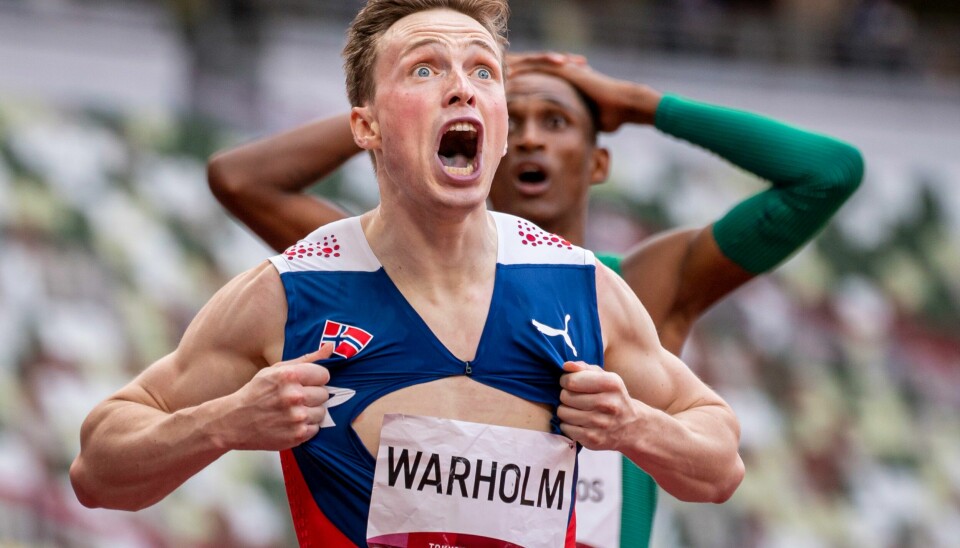 Karsten Warholm kunne knapt tro det da han løp inn til OL-gull og smadret verdensrekorden i Tokyo i 2021. Karsten Warholm jubler for OL-gullet. Foto: Heiko Junge / NTB