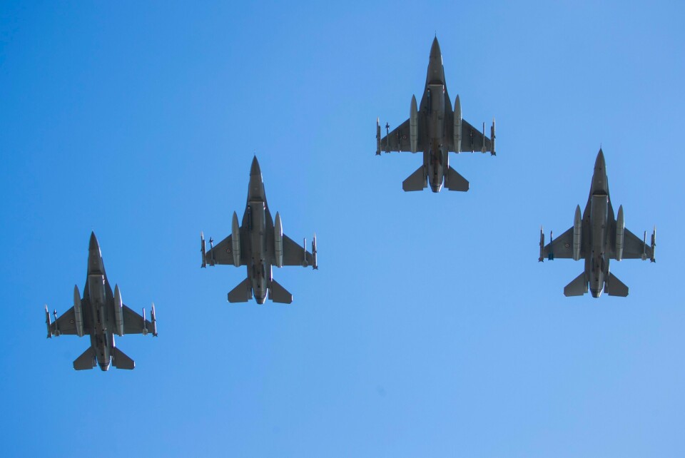 Ukraina vil snart få F-16-jagerfly fra Nederland, sier landets avtroppende forsvarsminister. Illustrasjonsfoto. Danmarks forsvarsminister sier landet på sikt kan vurdere å gi kampfly til Ukraina. I likhet med Norge har Danmark i en årrekke brukt F-16 jagerfly, men er i ferd med å bytte ut disse med F-35. Illustrasjonsfoto: Håkon Mosvold Larsen / NTB