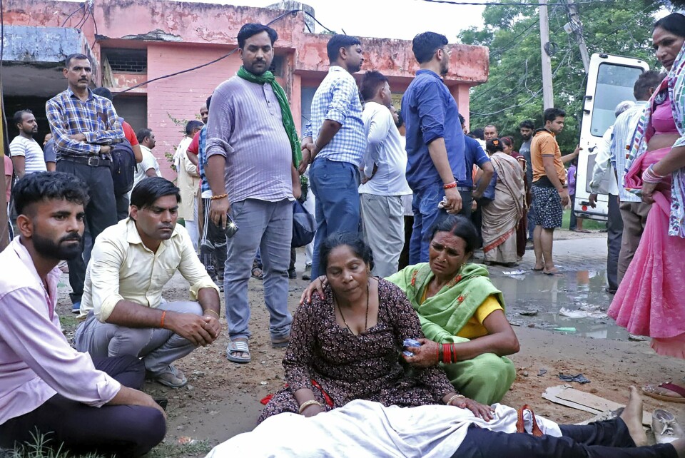 Pårørende sørger ved liket til en av sine slektninger som ble trampet i hjel da det brøt ut panikk på et religiøst møte i landsbyen Hathras i Uttar Pradesh i India tirsdag. Pårørende sørger ved liket til en av sine slektninger som ble trampet i hjel da det brøt ut panikk på et religiøst møte i landsbyen Hathras i Uttar Pradesh i India tirsdag. Foto: Manoj Aligadi / AP / NTB