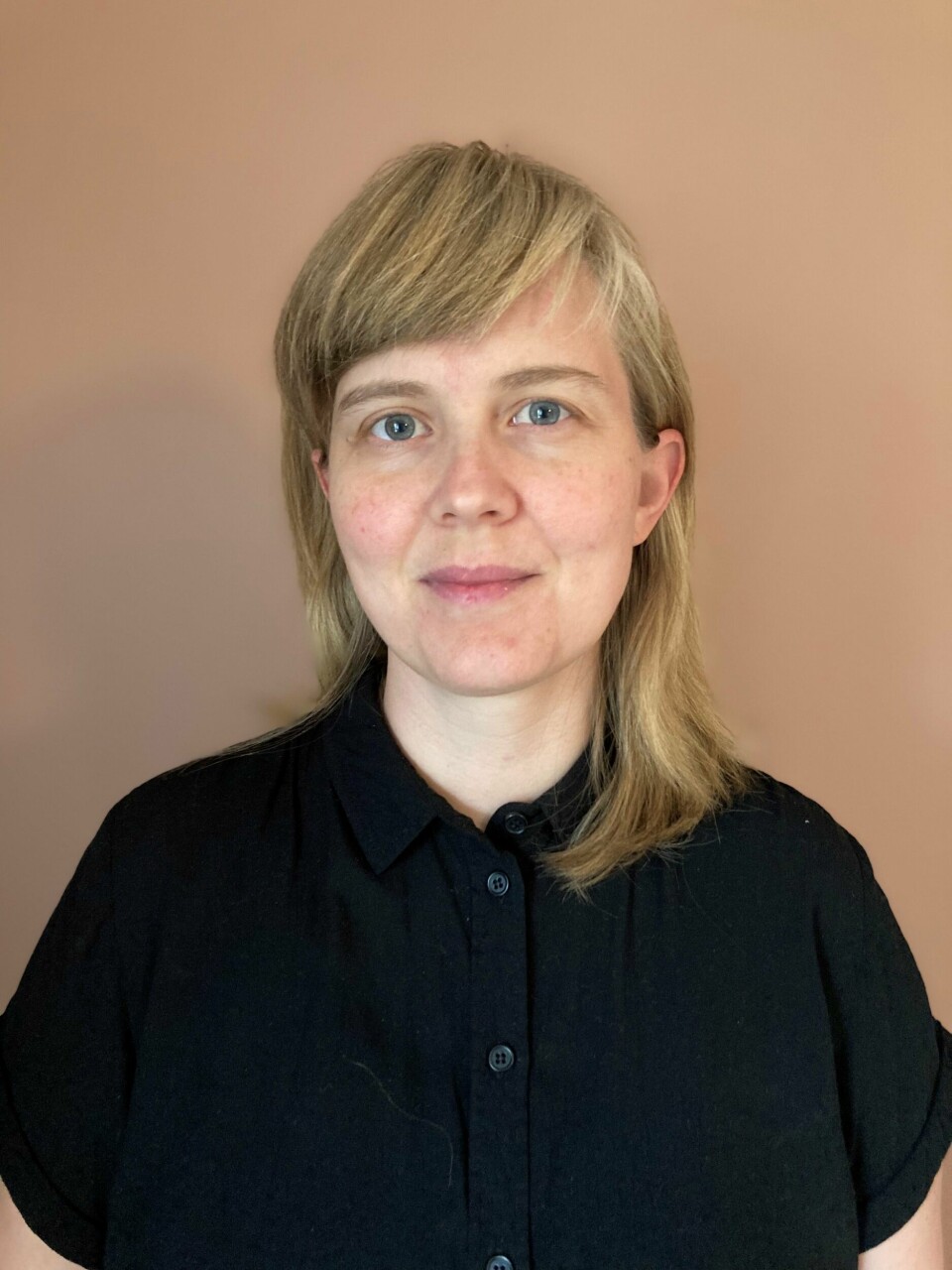 Hanna Christophersen. Portrett av kvinne med blond hår og svart topp.