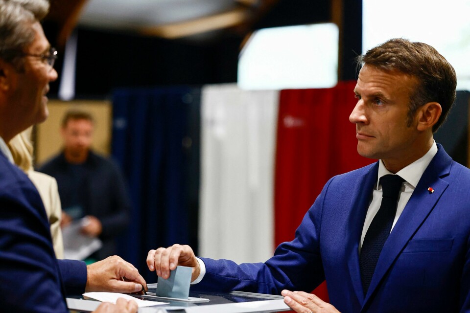 Frankrikes president Emmanuel Macron avga sin stemme i Le Touquet-Paris-Plage i nordlige Frankrike søndag ettermiddag. Han har risikert mye ved å utløse nyvalg i Frankrike. Frankrikes president Emmanuel Macron avga sin stemme i Le Touquet-Paris-Plage i nordlige Frankrike søndag ettermiddag. Han har risikert mye ved å utløse nyvalg i Frankrike. Foto: Yara Nardi / AP / NTB