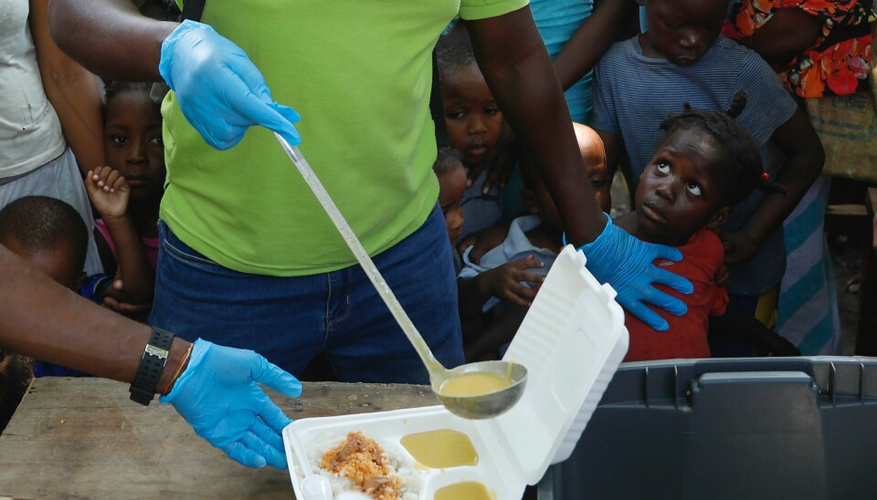 Barn står i kø for å få mat ved et tilfluktssenter for fordrevne haitiere i Port-au-Prince. Ifølge FN er mer enn 300.000 barn fordrevet av gjengvolden i Haiti siden mars. Barn står i kø for å få mat ved et tilfluktssenter for fordrevne haitiere i Port-au-Prince. Ifølge FN er mer enn 300.000 barn fordrevet av gjengvolden i Haiti siden mars. Foto: Odelyn Joseph / AP / NTB