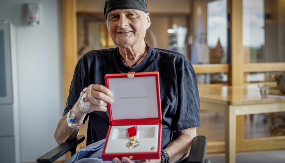 Harald Henden rakk akkurat å motta St. Olavs Orden før han døde. Kongen har utnevnt VG-fotograf Harald Henden (63) til ridder av 1. klasse av Den Kongelige Norske St. Olavs Orden. Fredag ble ordenen utdelt av kansellisjef Mette Tverli på Diakonhjemmet sykehus. Foto: Espen Rasmussen / VG / POOL / NTB