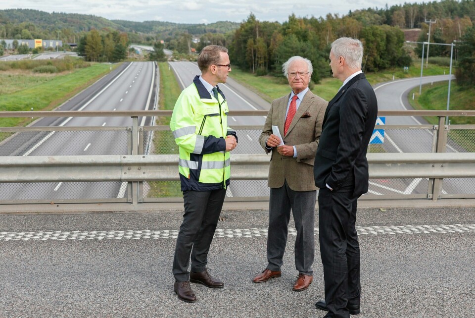 En nordmann kuppet Sveriges kong Carl Gustafs jomfrutur på den gjenåpnede E6-strekningen i Stenungsund. Her er svenskekongen med på en inspeksjon av veien i september 2023, kort tid etter jordraset som førte til stengningen. En nordmann kuppet Sveriges kong Carl Gustafs jomfrutur på den gjenåpnede E6-strekningen i Stenungsund. Her er svenskekongen med på en inspeksjon av veien i september 2023, kort tid etter jordraset som førte til stengningen. Foto: Adam Ihse/TT / NTB