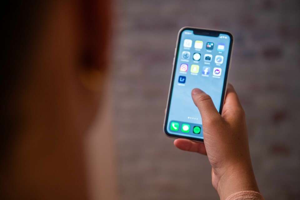 Nå skal mobiltelefonene legges vekk i skoletiden for elever i Oslo. Den kriminelle lavalderen er ikke til hinder for at domstolene kan idømme inndragning, slo Høyesterett fast denne uka. Illustrasjonsfoto: Annika Byrde / NTB