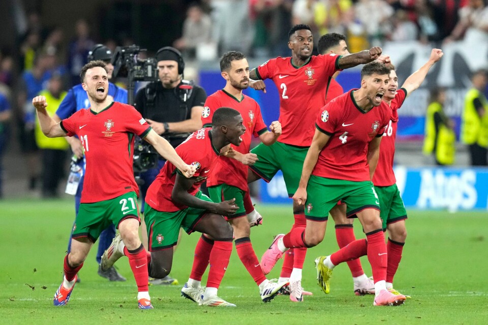 Portugals spillere jubler da straffesparkene gikk deres vei. Portugal kunne til slutt juble for avansement. Foto: Ariel Schalit / AP / NTB