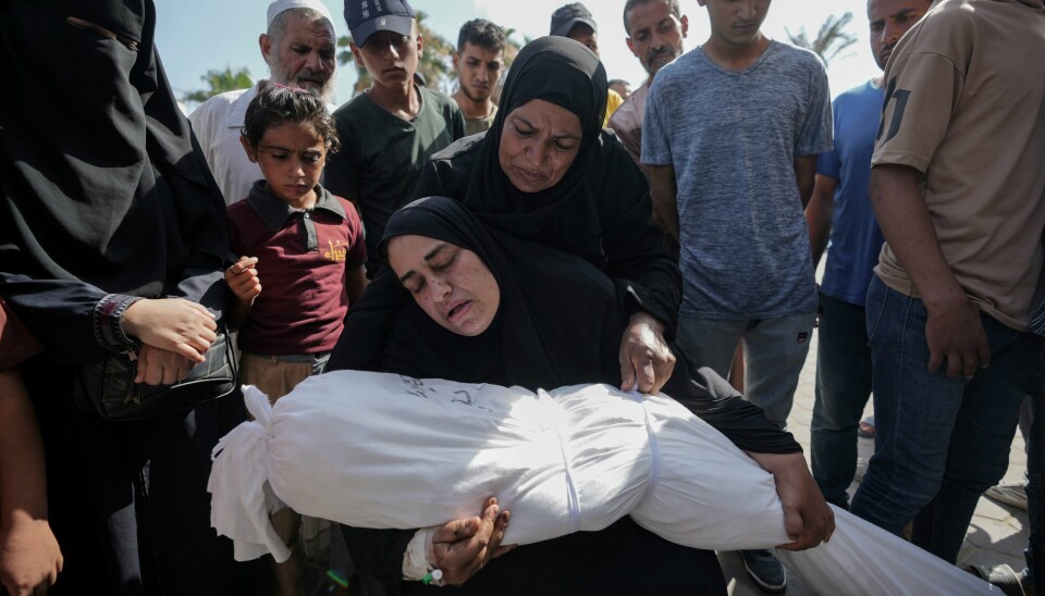 Over 38.000 mennesker, det store flertallet av dem kvinner og barn, er ifølge palestinske helsemyndigheter drept i israelske angrep mot Gazastripen siden oktober i fjor. Denne kvinnen sørger over datteren Zena Naser som ble drept i et angrep mot flyktningleiren Maghazi i forrige måned. En kvinne holder liket av datteren, som ble drept i et israelsk angrep mot et bolighus i flyktningleiren Maghazi tirsdag. Foto: Abdel Kareem Hana / AP / NTB