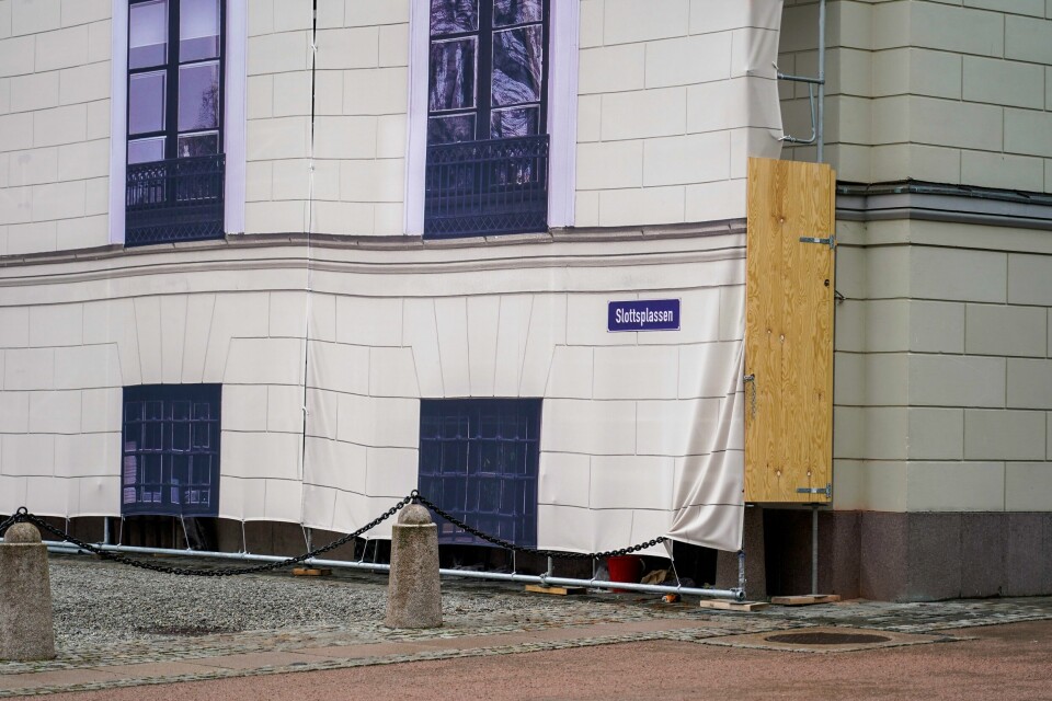 Deler av Slottet er tildekket med en bekledning hvor fasaden er avbildet. Vinduene skal rehabiliteres, opplyser Det Kongelige Hoff til NTB. Deler av Slottet er tildekket med en bekledning hvor fasaden er avbildet. Vinduene skal rehabiliteres, opplyser Det Kongelige Hoff til NTB: Foto: Amanda Pedersen Giske / NTB