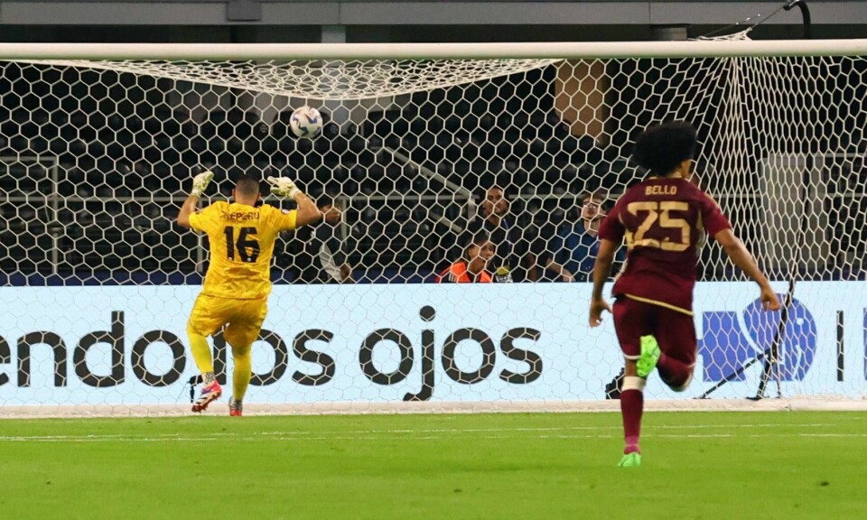 Canadas keeper Maxime Crépeau måtte hjelpeløst se på at langlobben fra Jose Salomon Rondon gikk inn i andre omgang av kvartfinalen i Copa America fredag. Men keeperen fikk sin revansje i straffesparkonkurransen da han foretok en avgjørende redning som førte til at Canada gikk videre. Canadas keeper Maxime Crépeau måtte hjelpeløst se på at langlobben fra Jose Salomon Rondon gikk inn i andre omgang av kvartfinalen i Copa America fredag. Men keeperen fikk sin revansje i straffesparkonkurransen da han foretok en avgjørende redning som førte til at Canada gikk videre. Foto: Richard Rodriguez / AP / NTB