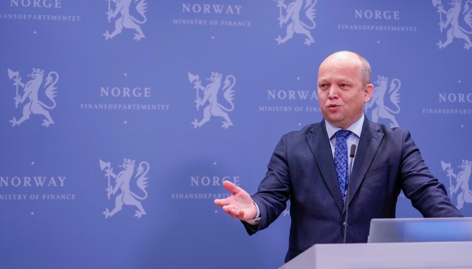 Finansminister Trygve Slagsvold Vedum (Sp) under overrekkelsen av OECDs toårige gjennomgang av norsk økonomi i Oslo. Norge har solid økonomi, men får mindre handlingsrom framover, mener OECD. Nyttig innsikt utenfra, mente finansminister Trygve Slagsvold Vedum (Sp) da han mottok rapporten. Foto: Javad Parsa / NTB