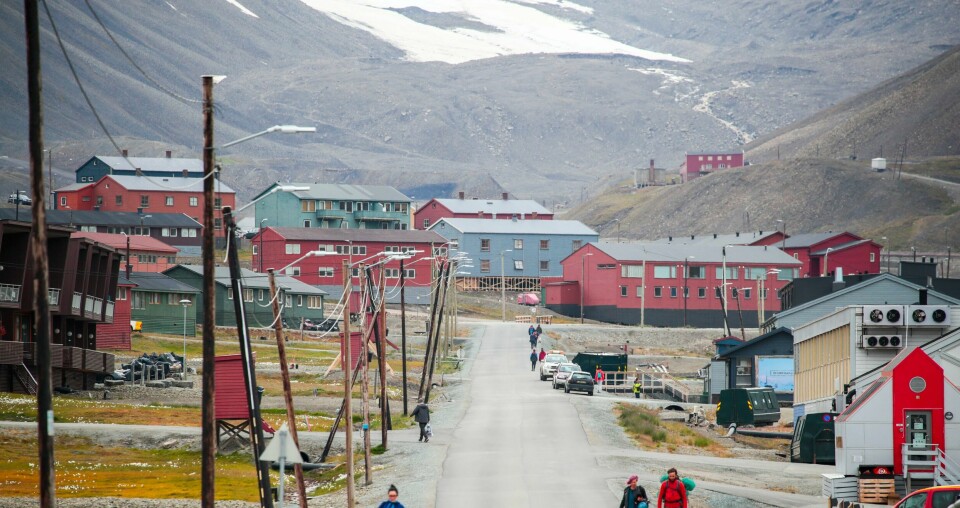 Longyearbyen er Svalbards administrasjonssenter og ligger innerst i Adventfjorden på øya Spitsbergen. 2.504 registrerte innbyggere er det nest høyeste befolkningstallet som er registrert i Longyearbyen og Ny-Ålesund. Foto: Lise Åserud / NTB