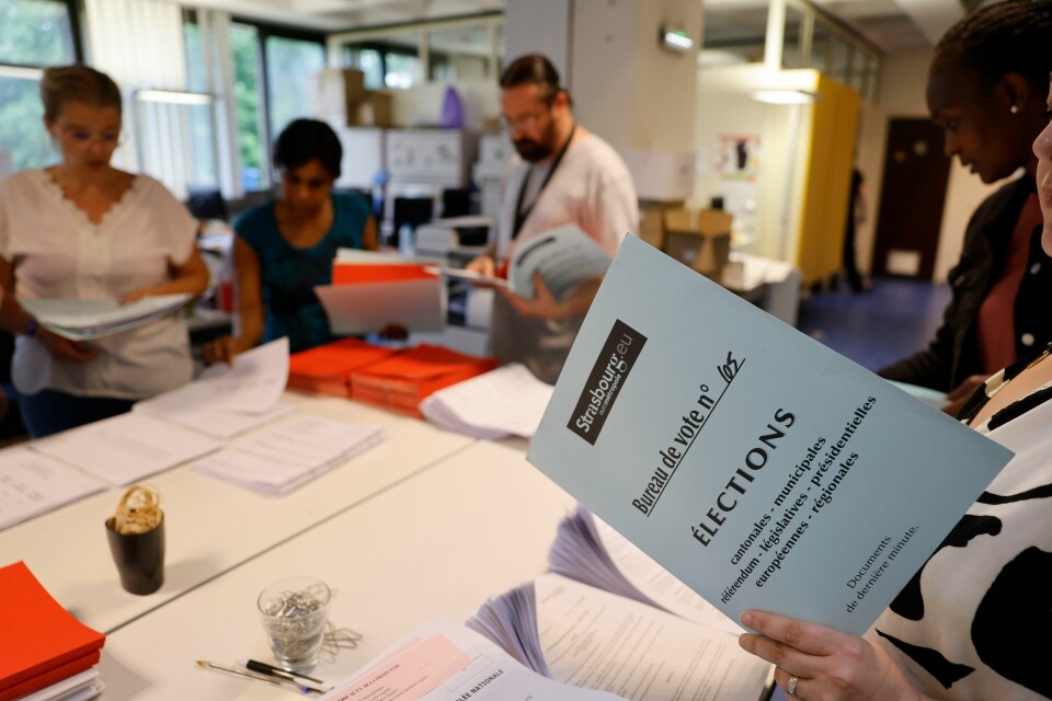 Valgfunksjonærer forbereder stemmesedler i Strasbourg dagen før andre valgomgang braker løs i Frankrike. Valgfunksjonærer forbereder stemmesedler i Strasbourg dagen før andre valgomgang braker løs i Frankrike. Foto: Jean-François Badias / AP / NTB