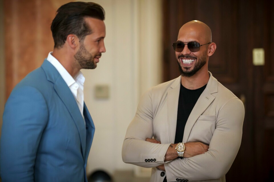 Andrew Tate (til høyre) fotografert i en ankedomstol i Bucuresti 26. juni sammen med broren Tristan Tate. De er tiltalt for menneskehandel, voldtekt og for å ha dannet et kriminelt forbund med hensikt å utnytte kvinner seksuelt, men avviser anklagene. Andrew Tate (til høyre) fotografert i en ankedomstol i Bucuresti 26. juni sammen med broren Tristan Tate. De er tiltalt for menneskehandel, voldtekt og for å ha dannet et kriminelt forbund med hensikt å utnytte kvinner seksuelt, men avviser anklagene. Foto: Vadim Ghirda / AP / NTB