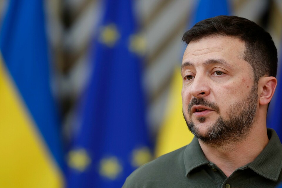 Mye står på spill for Ukrainas president Volodymyr Zelenskyj på Nato-toppmøtet i Washington denne uka. Ukrainas president Volodymyr Zelenskyj ber nok en gang om fortgang i våpenleveransene fra Vesten. Lørdag ble minst sju mennesker drept, hvorav to barn, i et russisk angrep i Zaporizjzja-regionen. Arkivfoto: Geert Vanden Wijngaert / AP / NTB