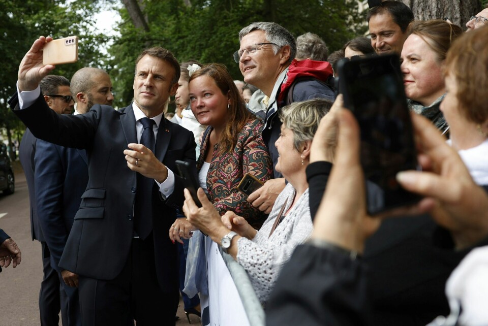 Frankrikes president Emmanuel Macron skrev ut nyvalg etter at han tapte stort til ytre høyrepartiet Nasjonal samling ved EU-valget i begynnelsen av juni. Her er han utenfor et valglokale i Le Touquet-Paris-Plage nord i Frankrike på valgdagen. Frankrikes president Emmanuel Macron skrev ut nyvalg etter at han tapte stort til ytre høyrepartiet Nasjonal samling ved EU-valget i begynnelsen av juni. Her er han utenfor et valglokale i Le Touquet-Paris-Plage nord i Frankrike på valgdagen. Foto: Mohammed Badra, Pool via AP / NTB