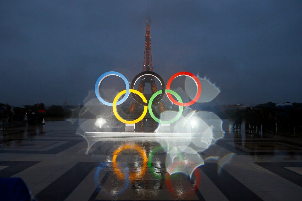 OL-ringene i Paris. IOC har godkjent flere russere og belarusere til sommerens OL i Paris. Foto: Francois Mori / AP Photo / NTB.