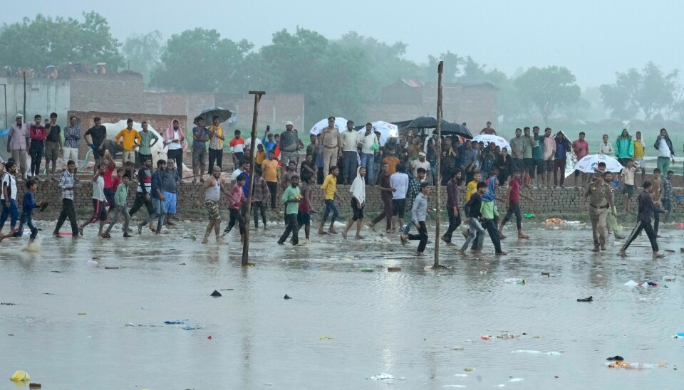 Indisk politi opplyser torsdag at de har pågrepet seks personer i forbindelse med at 121 personer ble trampet i hjel på et religiøst møte i Uttar Pradesh nord i India. Indisk politi opplyser torsdag at de har pågrepet seks personer i forbindelse med at 121 personer ble trampet i hjel på et religiøst møte i Uttar Pradesh nord i India. Foto: Rajesh Kumar Singh / AP / NTB