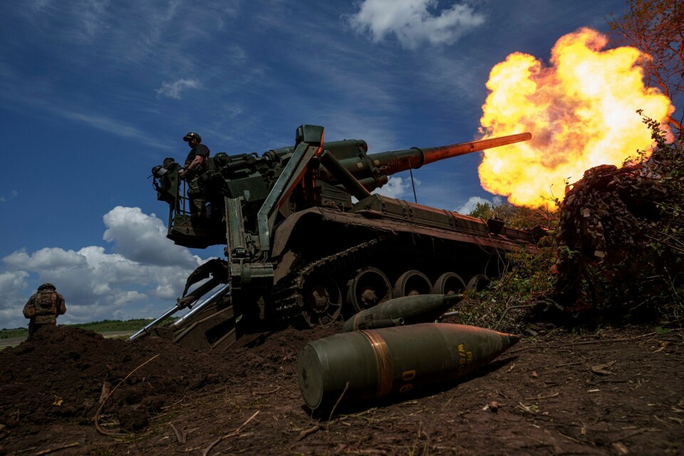 Det går store mengder artilleriammunisjon i krigen i Ukraina hver dag. Ukrainske soldater fyrer av artilleri mot russiske stillinger i Donetsk 24. juni. Foto: Jevhen Maloletka / AP / NTB