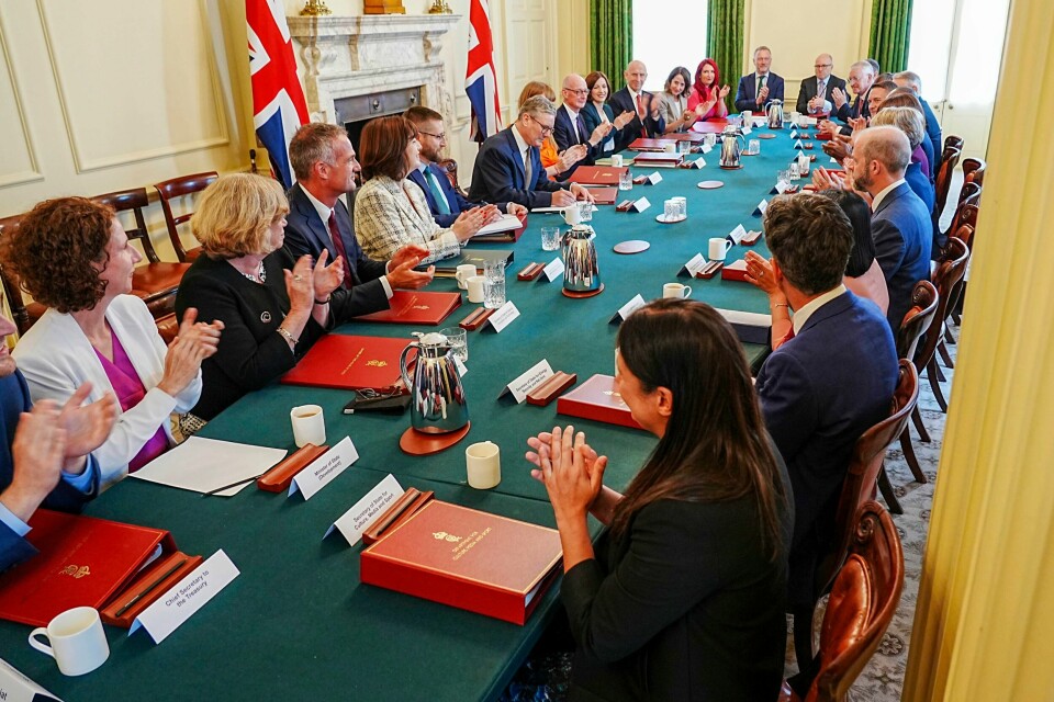 Den nye britiske Labour-regjeringen lover mer offensiv klimapolitikk enn forgjengerne Den nyutnevnte regjeringen ga statsminister Keir Starmer applaus etter at han innledet deres første møte lørdag. Foto: Chris Eades / AP / NTB
