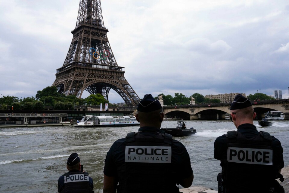 Sikkerheten er i høysetet foran sommer-OL i Paris. Innbyggerne i Paris frykter at valgresultatet kan føre med seg opptøyer. Synlig bevæpnet politi patruljerer gatene i den franske hovedstaden. Foto: Louise Delmotte / AP / NTB