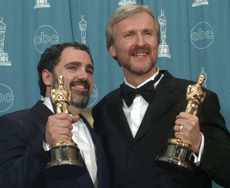 Jon Landau (til venstre) sammen med regissør James Cameron under Oscar-utdelingen i 1998. Jon Landau (til venstre) sammen med regissør James Cameron under Oscar-utdelingen i 1998. Foto: Reed Saxon / AP / NTB