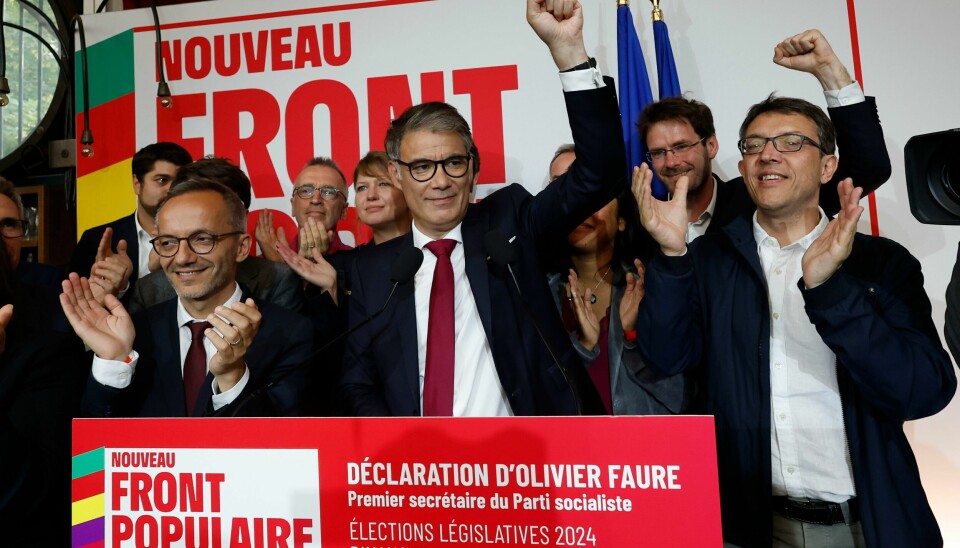 Olivier Faure, førstesekretær i Sosialistpartiet, hilser med knyttet neve etter at Den nye folkefronten ble størst i valget søndag Sosialistpartiets leder Olivier Faure feirer seieren på en valgvake søndag kveld. Foto: Aurelien Morissard / AP / NTB