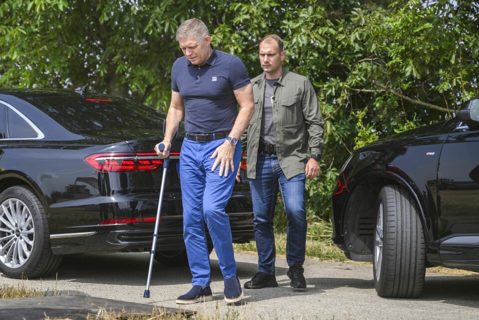 Slovakias statsminister Robert Fico brukte krykke da han mandag besøkte et gårdsbruk utenfor hovedstaden Bratislava. Fico er tilbake på jobb etter at han i mai ble hardt skadet i et attentat. Slovakias statsminister Robert Fico brukte krykke da han mandag besøkte et gårdsbruk utenfor hovedstaden Bratislava. Fico er tilbake på jobb etter at han i mai ble hardt skadet i et attentat. Foto: Jaroslav Novak / TASR via AP / NTB