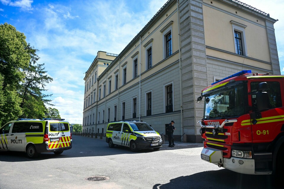En mann skal ha kastet brannbombe mot en dør ved slottet og så blitt anholdt av politiet. Politi og brannvesen rykket ut til slottet. Foto: Annika Byrde / NTB