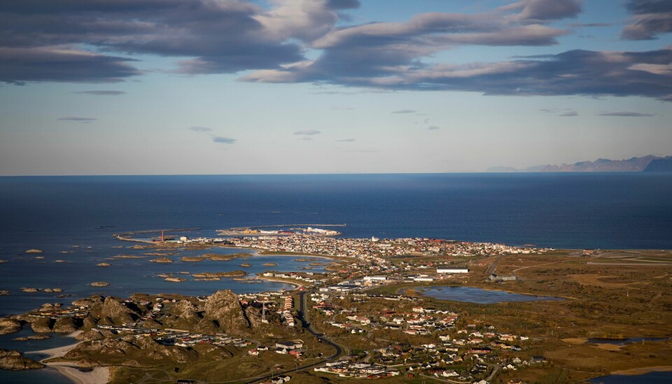 Andenes by på Andøya er blitt et interessant område for utenlandsk etterretning, og PST råder det lokale næringslivet om å være årvåkne i forbindelse med nyansettelser. Andenes sett fra fjellet Andehue. I 2023 mister lokalsamfunnet flystasjonen. Foto: Tore Meek / NTB