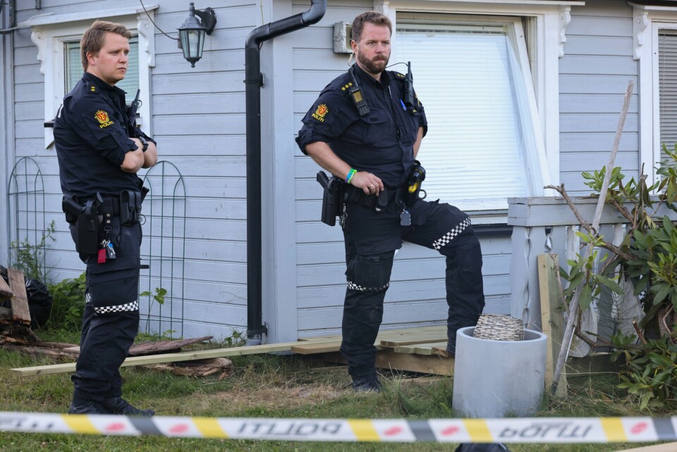 Politiet jobber på stedet ved Stora Lee Camping i Østfold etter en knivstikking. En kvinne døde av skadene og gjerningspersonen er pågrepet. Politiet jobber på åstedet på Stora Lee Camping i Østfold etter knivstikkingen tirsdag kveld. En kvinne døde av skadene, og gjerningspersonen er pågrepet.Foto: Geir Olsen / NTB