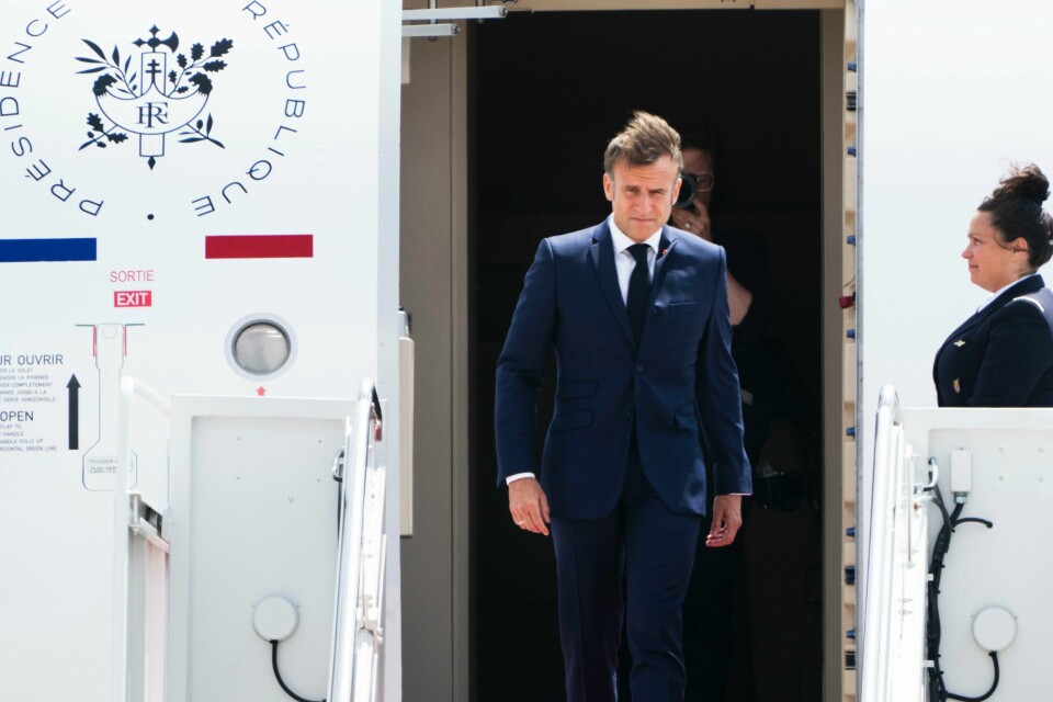 Mens president Emmanuel Macron er på Nato-toppmøte i Washington, gir han nasjonalforsamlingen hjemme i Frankrike ansvaret for å komme fram til en solid og bred flertallskoalisjon som kan danne ny regjering. Mens president Emmanuel Macron er på Nato-toppmøte i Washington, gir han nasjonalforsamlingen hjemme i Frankrike ansvaret for å komme fram til en solid og bred flertallskoalisjon som kan danne ny regjering. Foto: Manuel Balce Ceneta / AP / NTB
